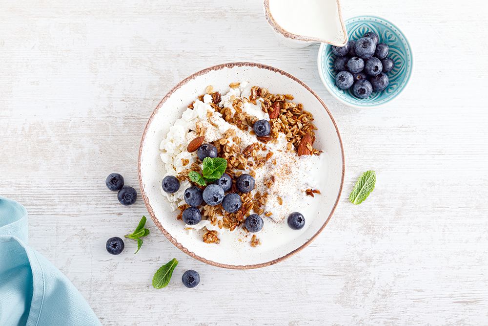 Tazón de yogurt griego con arándanos frescos
